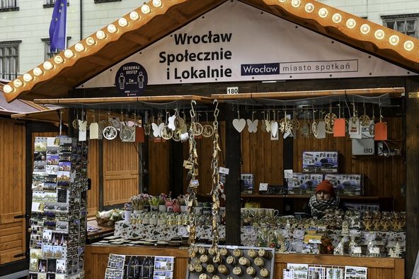 stoisko z lokalnymi produktami- napis Wrcław społecznie i lokalnie