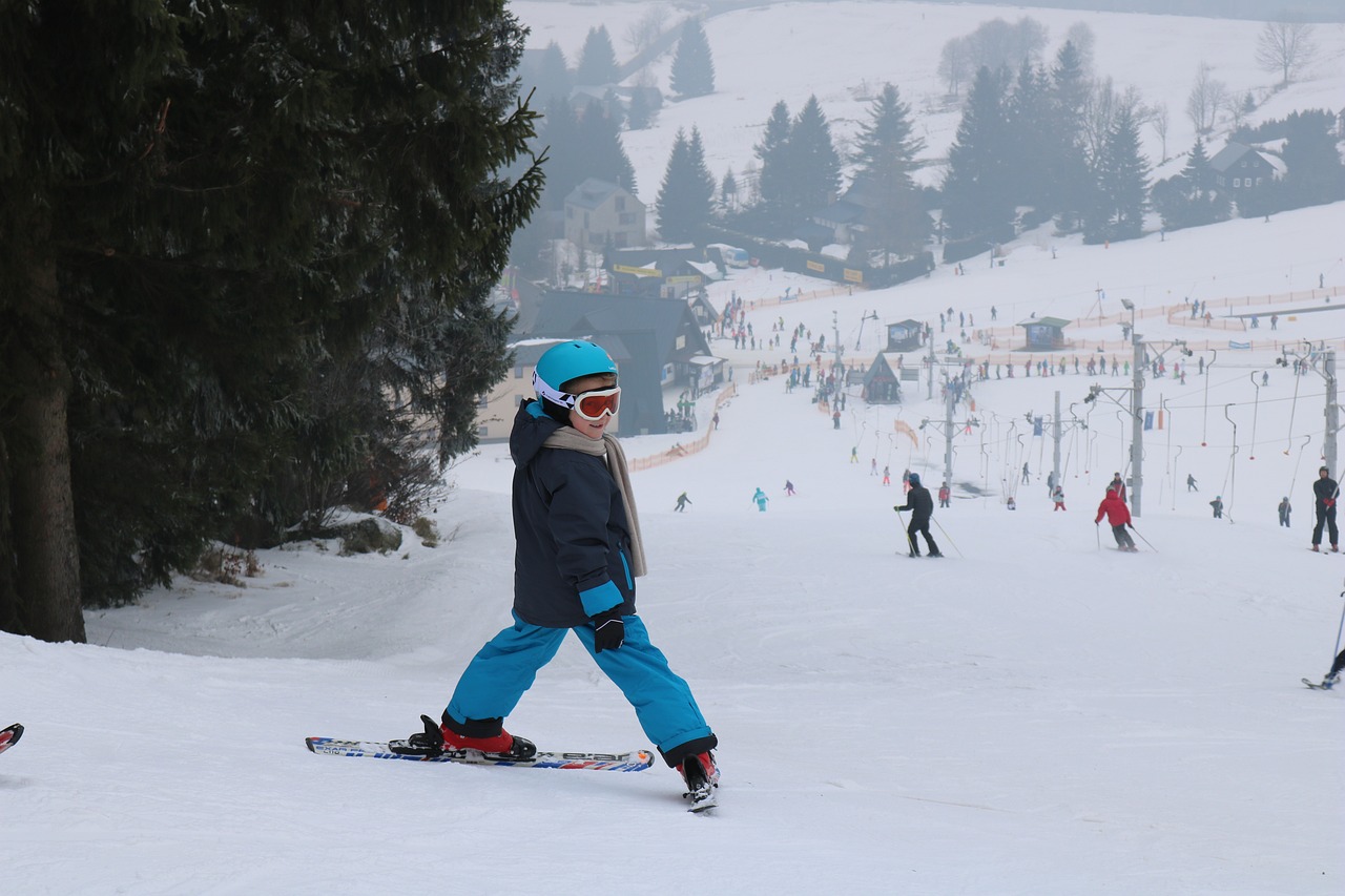 dziecko na desce snowboard na stoku