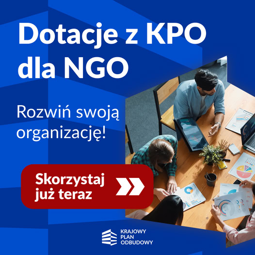 ludzie przy biurku i napis -dotacje dla NGO