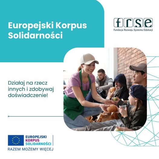 napis Europejski korpus solidarności Kobieta rozdająca jedzenie.