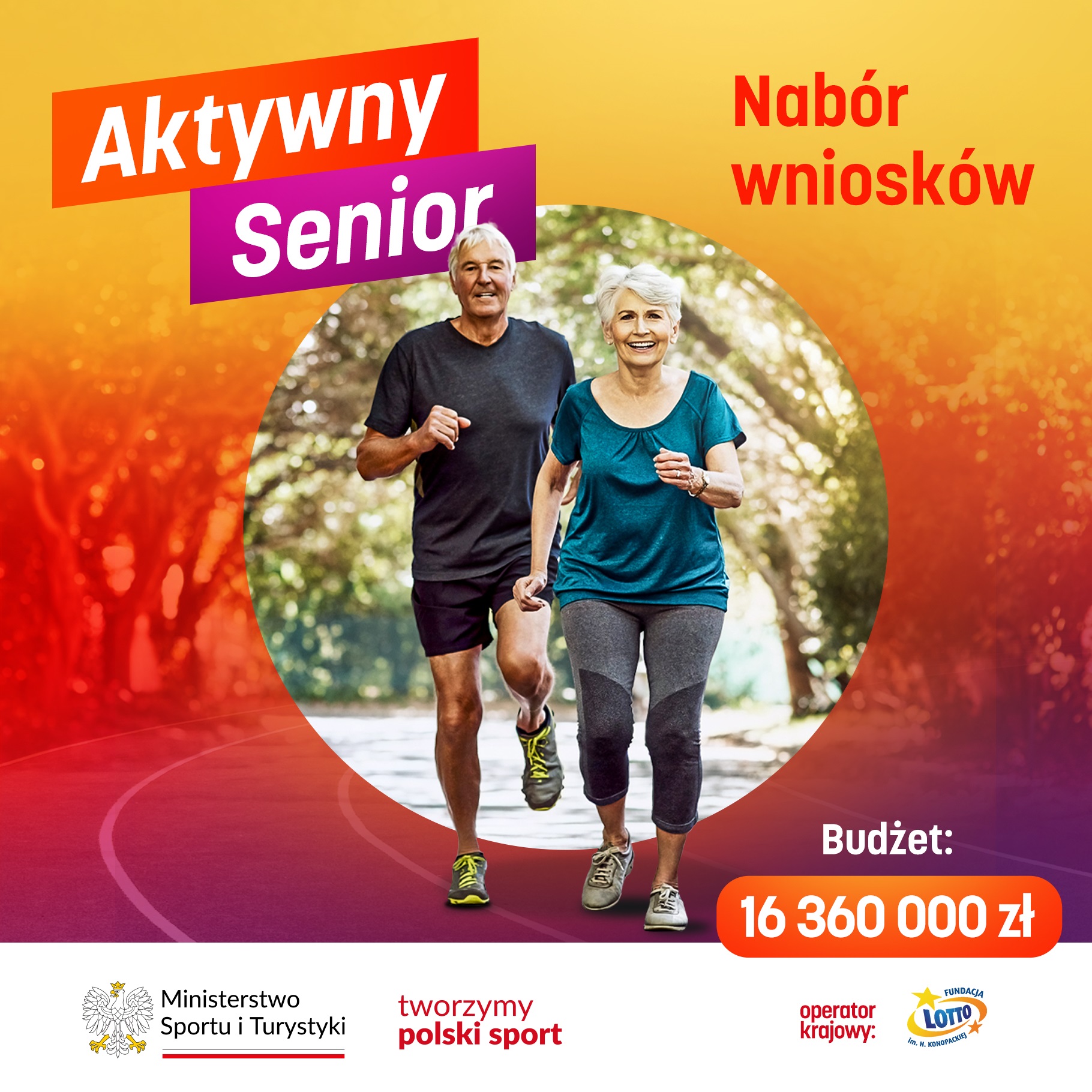 dwoje seniorów biegnie sportowo