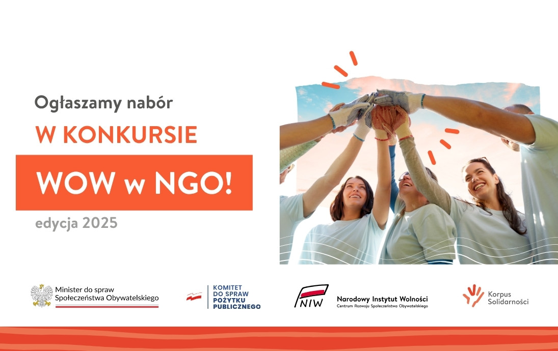 młode osoby stykają sie podniesionymi do góry rękoma. Na dłoniach mają rękawiczki. Są usmiechnięci, radośni