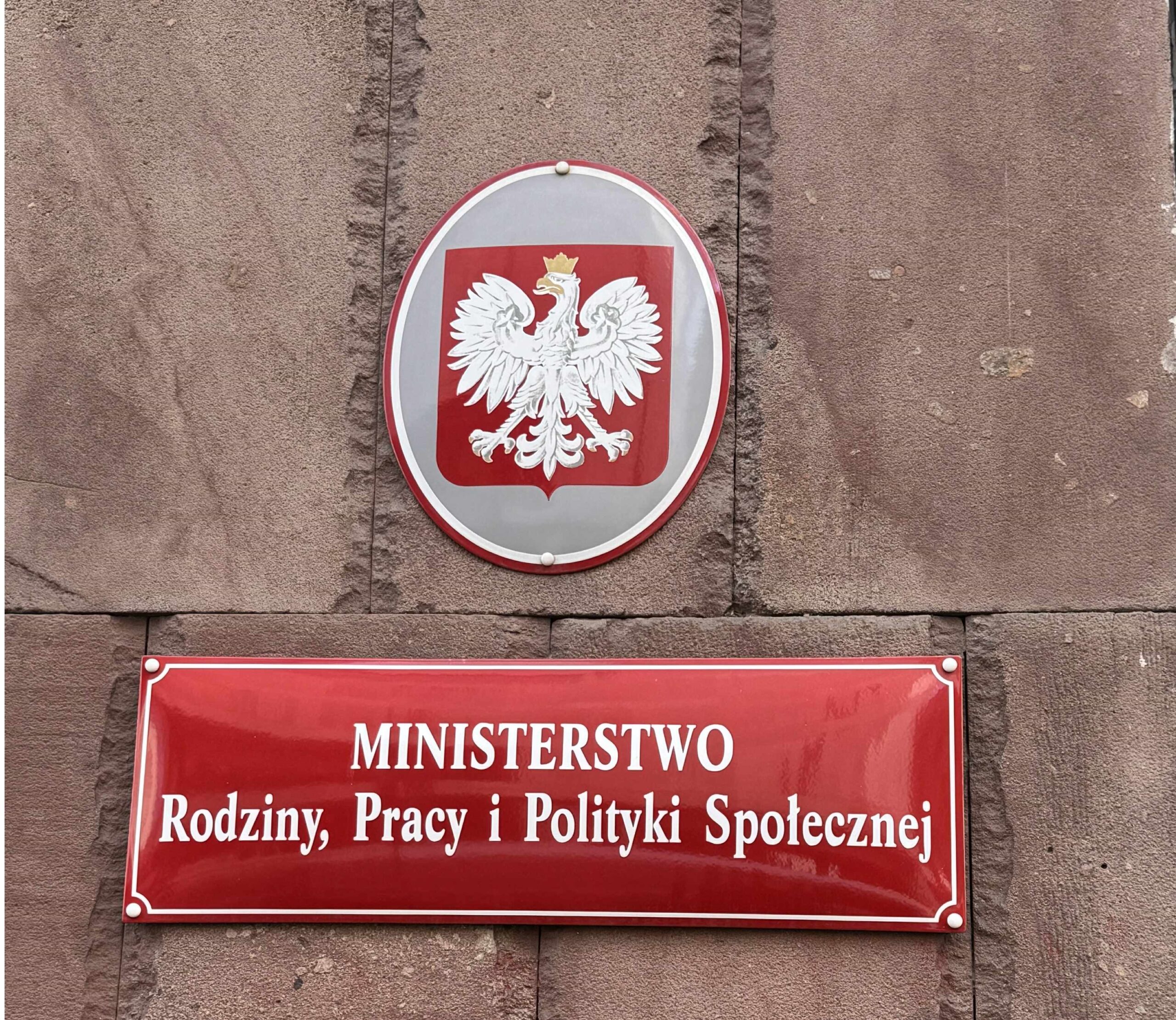 na ścianie budynku tabliczka z napisem Ministerstwo Pracy i Polityki Społecznej