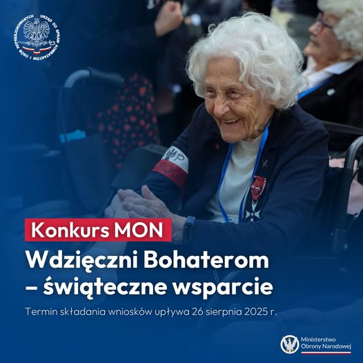 siwa seniorka, uśmiechnięta z biało-czerwoną opaska na ramieniu. W tle inni kombatanci