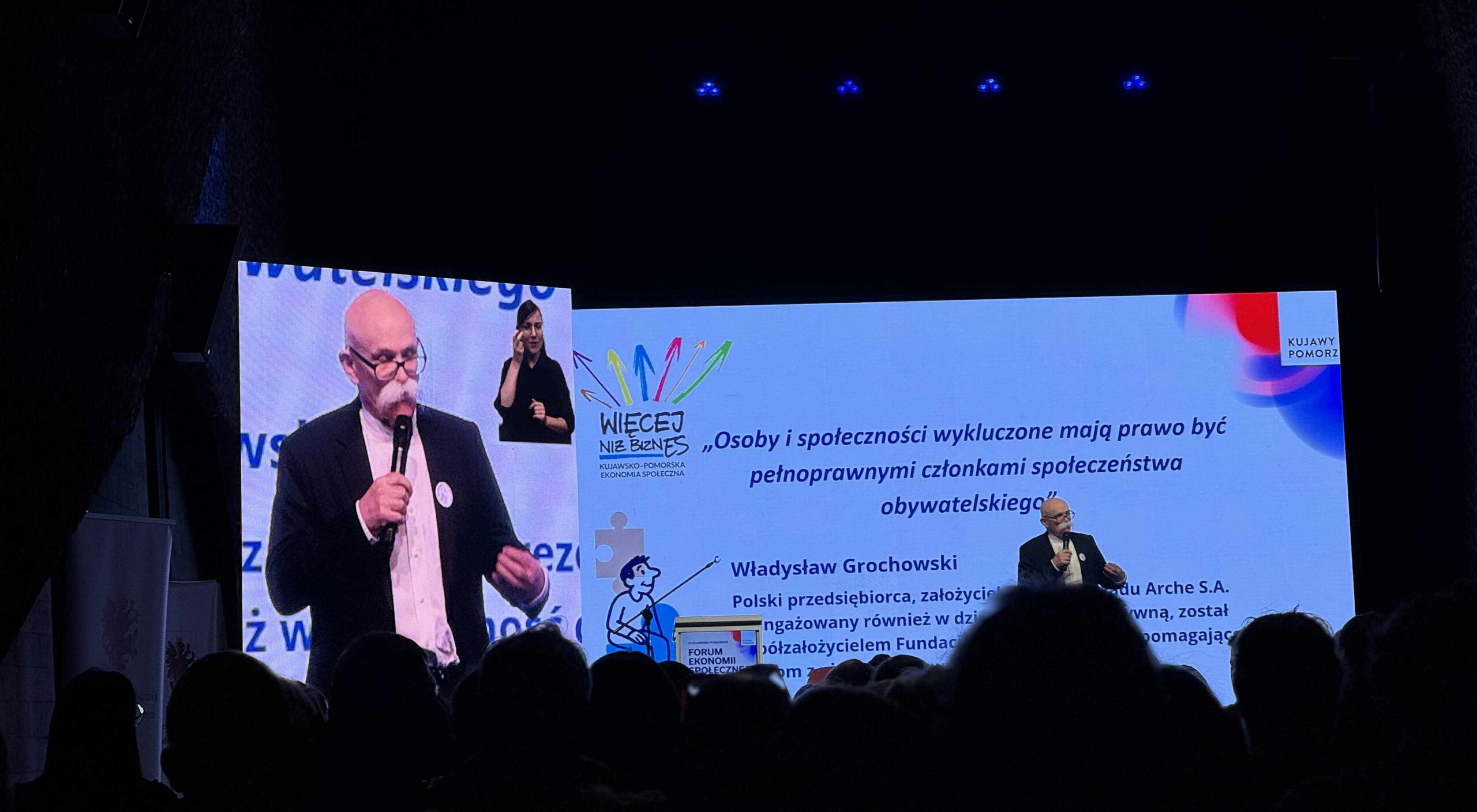 wykładowca na tle prezentacji