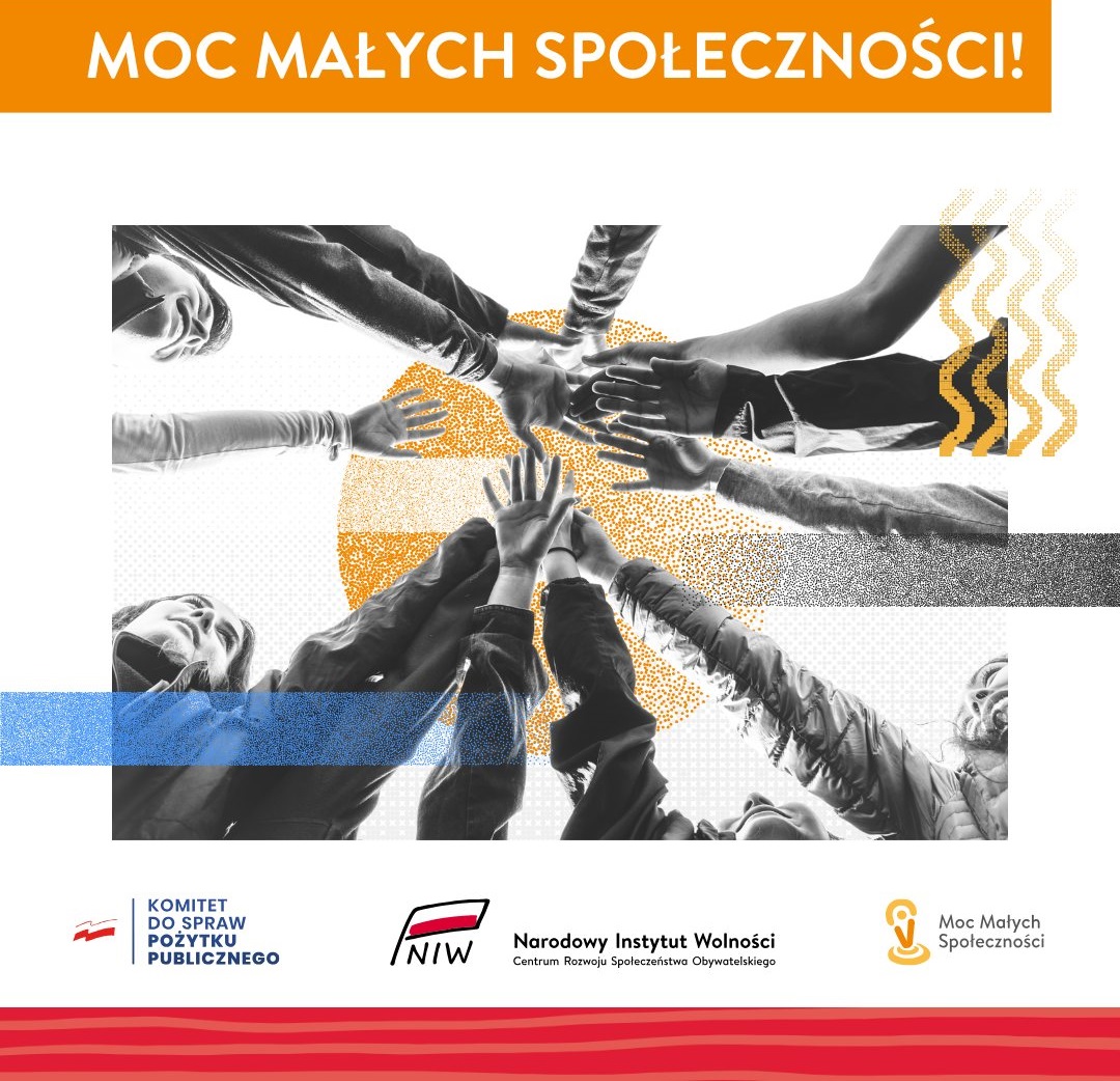 dłonie jedna na drugiej kilku osób stojących w kółku