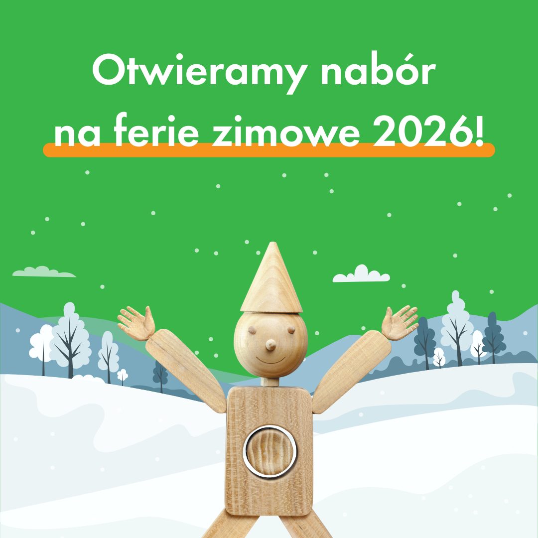 drewniany pajacyk z rozłozonymi rękoma, w tle górka ze śniegiem i drzewa