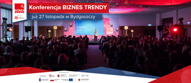 sala pełna ludzi, prowadzący na tle prezentacji