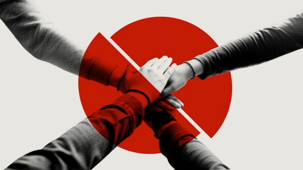 dłonie położone jedna na drugiej , obrysowane dwoma czerwonymi połówkami okręgu