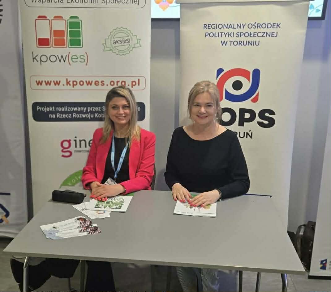 dwie blondwłose kobiety na stroisku KPOWEs, czyli Ania i Marta