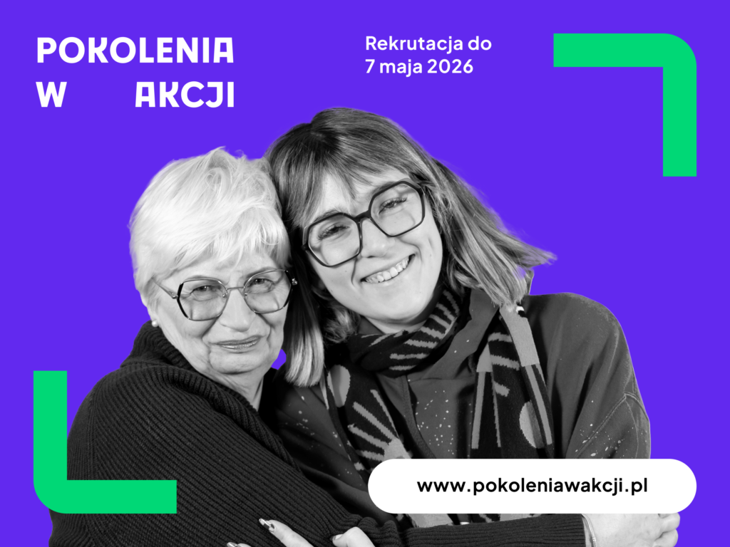 przytulone głowy starszej pani i młodej dziewczyny. Twarze uśmiechnięte