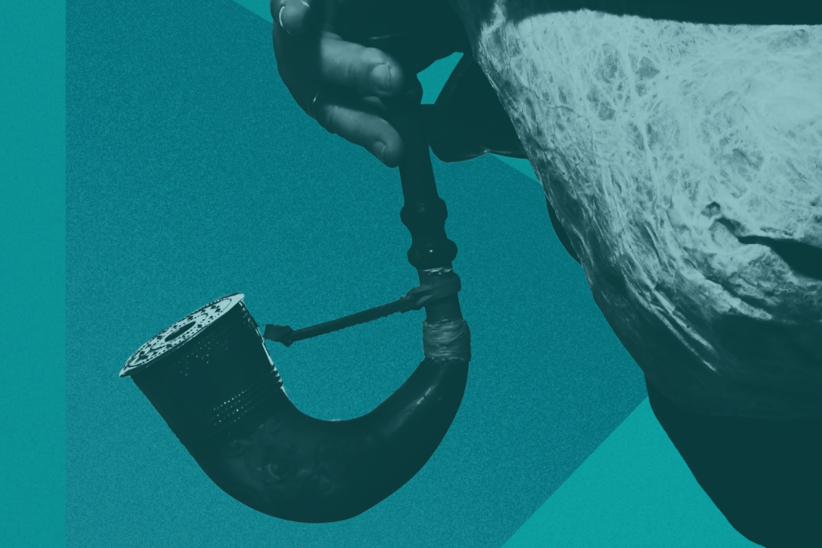 dłoń z instrumentem w kształcie rogu