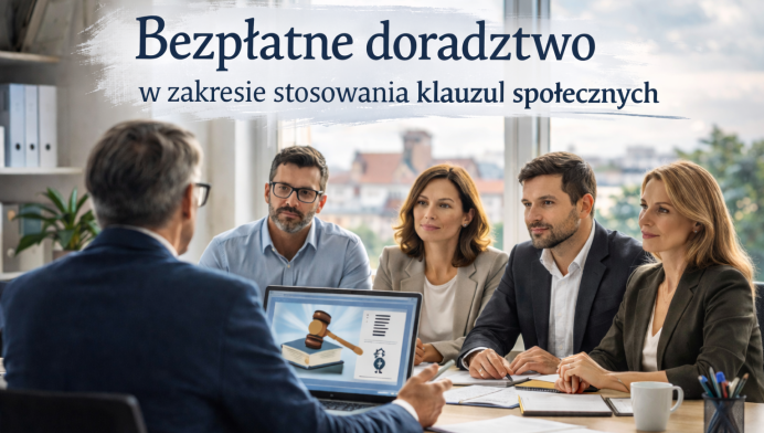 trzy osoby- 2 panów i jedna pani słuchają mężczyzny, który siedzi przed ekranem laptopa