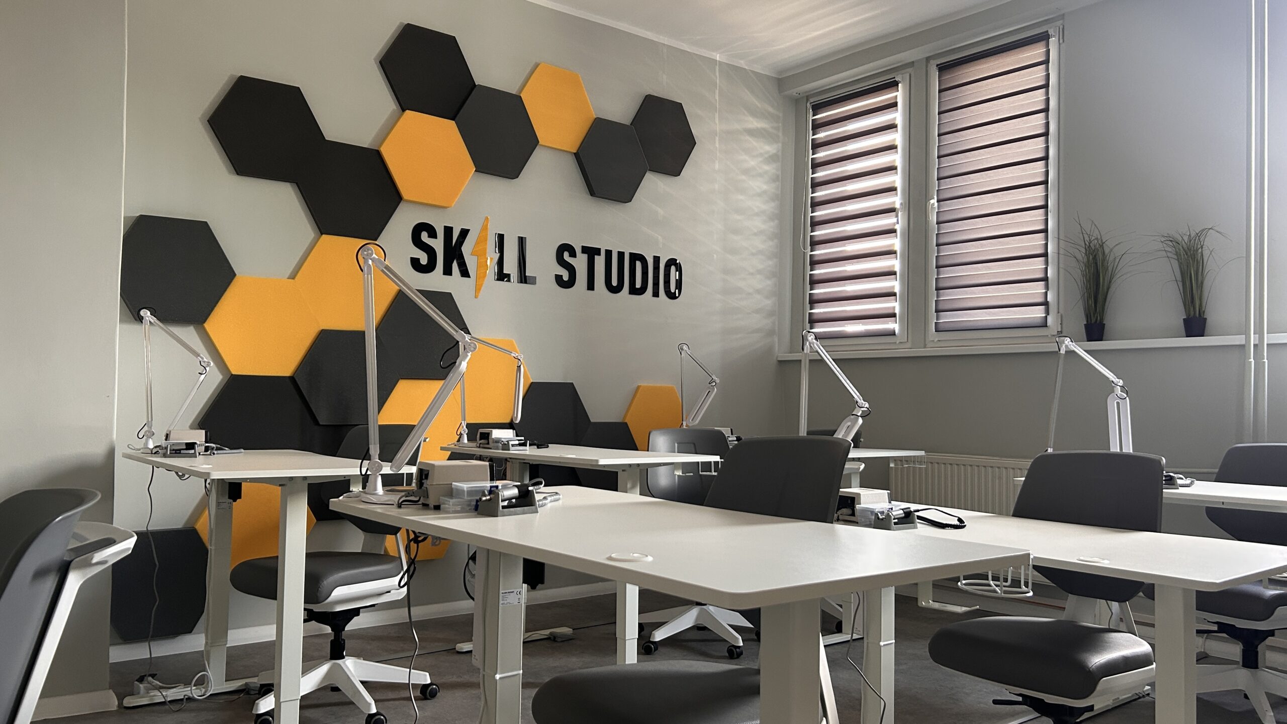 sala z nowoczesnymi biurkami