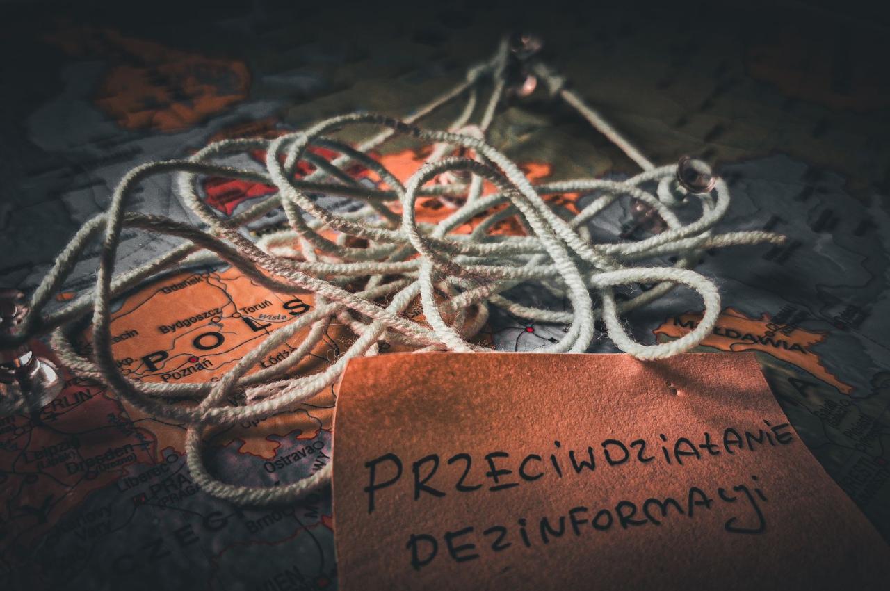 poplątane sznurki na mapach Polski i Mołdawii. Napis- przeciwdziałanie dezinformacji